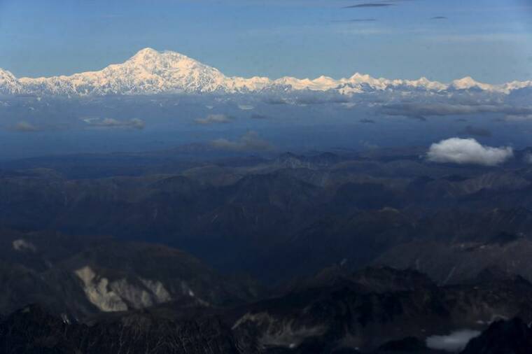 REUTERS/JONATHAN ERNST / 2015
Denali (L), formerly known as Mount McKinley, can be seen from Air Force One as U.S. President Barack Obama arrives in Anchorage, Alaska.
