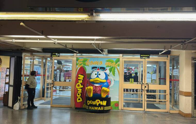 VICTORIA BUDIONO / VBUDIONO@STARADVERTISER.COM
The front entrance of the Don Quijote supermarket on Kaheka Street Wednesday evening.