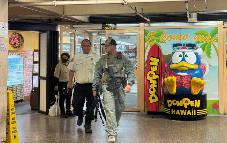 VICTORIA BUDIONO / VBUDIONO@STARADVERTISER.COM
The front entrance of the Don Quijote Honolulu store on Kaheka Street Wednesday evening.