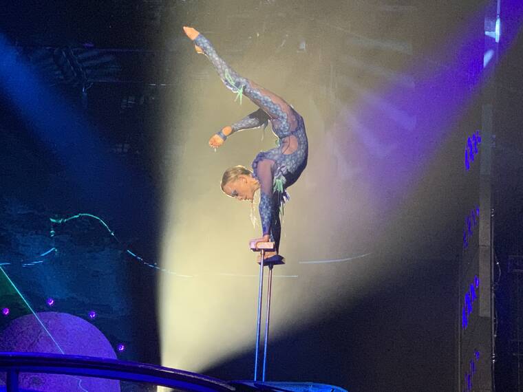 JOHN BERGER
                                An ‘Auana cast member alternates between acrobatics and aquatic choreography in a stellar performance.