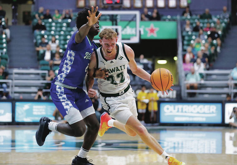 JAMM AQUINO/JAQUINO@STARADVERTISER.COM
Hawaii guard Ryan Rapp (22) gets around Texas A&M-Corpus Christi guard Leo Torbor (0) during the first half of an NCAA mens basketball game on Saturday, Dec. 14, 2024, in Honolulu.